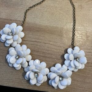 JCREW WHITE FLOWER NECKLACE